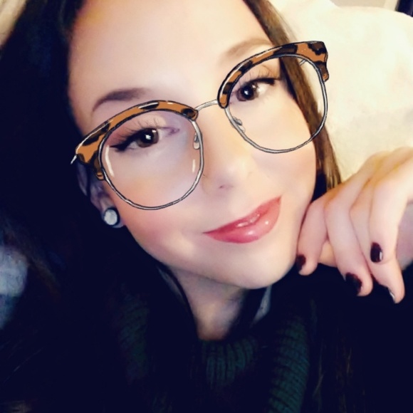 Meet your Posher, Emily - Picture 2 of 2